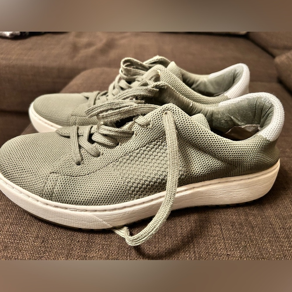 Sofft Waylyn sneaker sage EUC 10